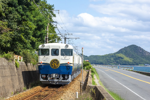 海岸線を須波駅に向かう後ろ姿